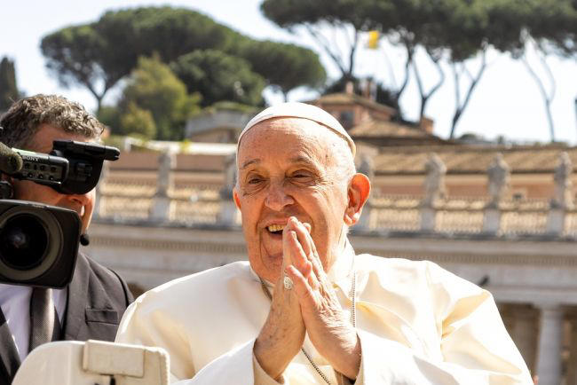 A morte do Papa Francisco gera comoção mundial e marca o fim de uma era de liderança espiritual e humanitária