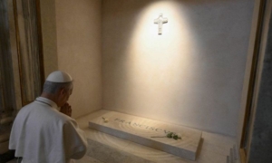 Papa Leão XIV Faz Primeira Visita ao Túmulo do Papa Francisco em Roma