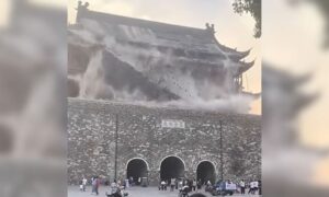 RUINAS: A Torre do Tambor de Fengyang Monumento Histórico Desaba na China