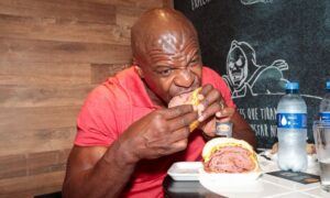 FÃ DO BRASIL: O Ator Americano Terry Crews se Diverte no Mercadão de São Paulo