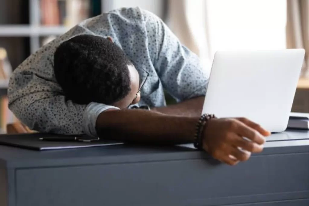 DISTÚRBIO: Burnout não é Frescura a Exaustão Crônica que Afeta 1 em cada 3 Brasileiros no Trabalho