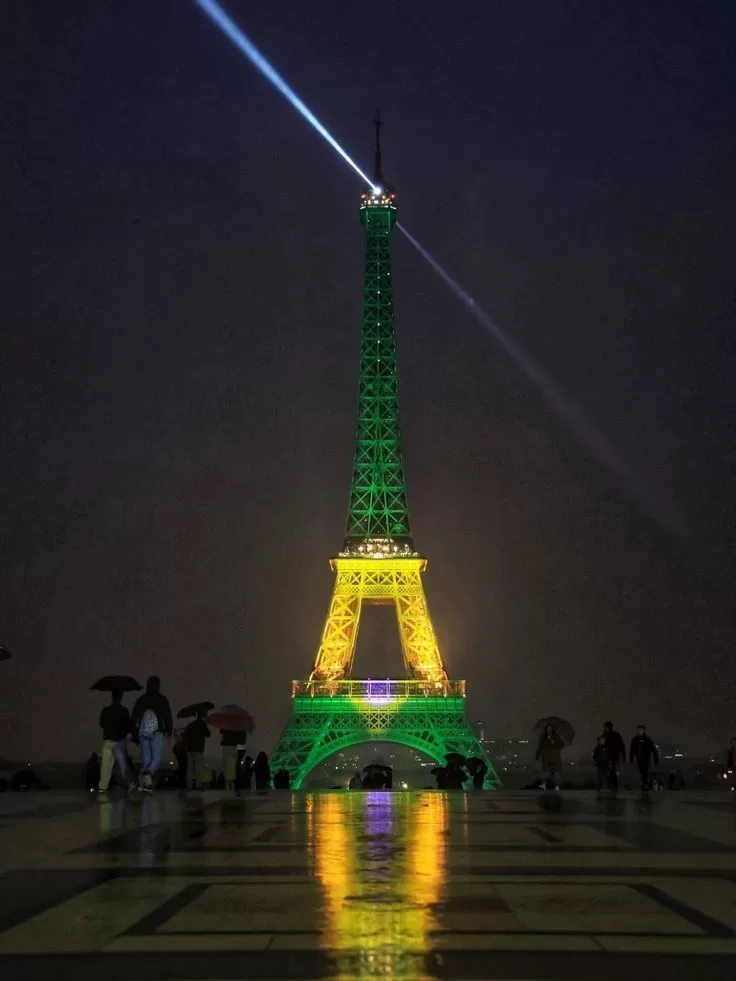 HOMENAGEM: Torre Eiffel foi Iluminada com as Cores da Bandeira do Brasil