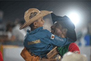 Descubra a trajetória inspirada de João Peres Sousa, campeão do rodeio da 50ª Expoacre, marcada por superação e paixão pelo campo.