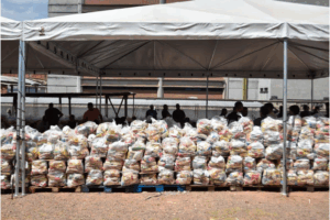 Governo do Acre entrega mais de 120 toneladas de alimentos arrecadados na Expoacre, beneficiando 50 instituições sociais.