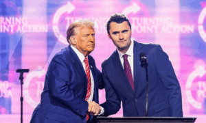 ATAQUE: Influenciador Trumpista Charlie Kirk Morre após ser Baleado em Evento nos EUA