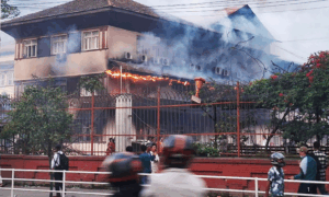 Manifestantes incendiaram uma casa da família durante os protestos em Katmandu, causando a morte de Rajyalaxmi.