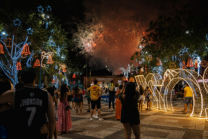 O Acender das Luzes de Natal Encanta o Público Após Tempestade na Capital Acreana