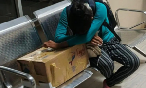 DESUMANO: Mãe Recebe Bebê em Caixa de Papelão no Equador