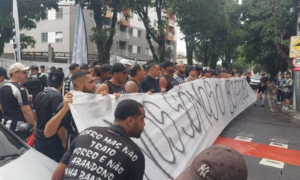 PRESSÃO: Botafogo Vence Bangu pelo Carioca em Jogo Marcado por Protestos Contra John Textor