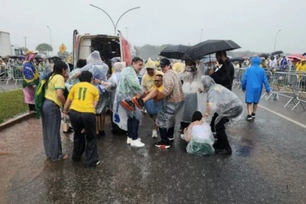 URGENTE: Raio Atinge Área Central de Brasília Durante Temporal e Deixa Feridos em Ato Político