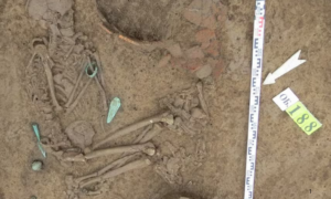 MISTÉRIO: Tumba de 3 Mil Anos com Mulher Coberta de Joias Intriga Arqueólogos na Rússia