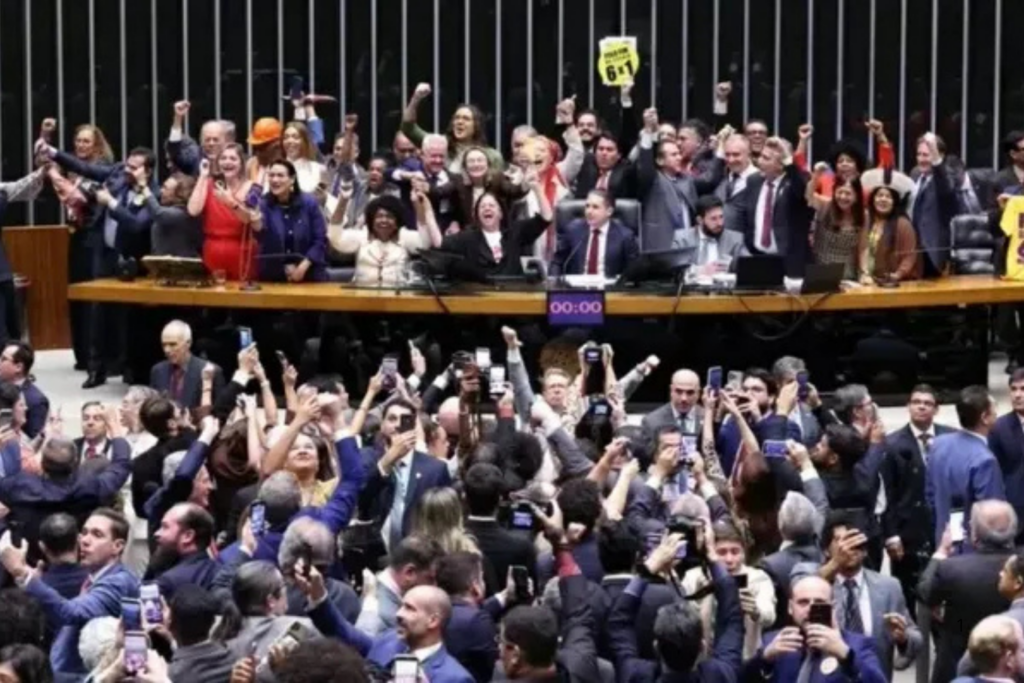 FIM da ESCALA 6x1: Câmara Aprova PEC que Reduz Jornada para 40 Horas; Veja como Deputados Votaram