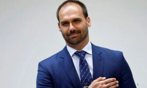 PRESSÃO: Contratos Ligam Eduardo Bolsonaro à Gestão Financeira de Filme sobre Jair Bolsonaro