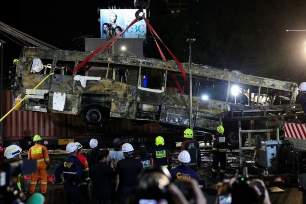 TRAGÉDIA: Acidente entre Trem e Ônibus Deixa Mortos e Feridos na Tailândia após Explosão