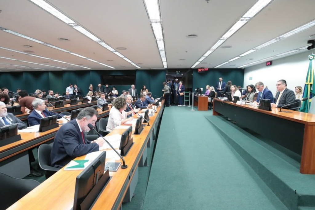 DEBATE: CCJ da Câmara Aprova PEC que Reduz Maioridade Penal para 16 Anos; Proposta Segue para Novas Etapas no Congresso