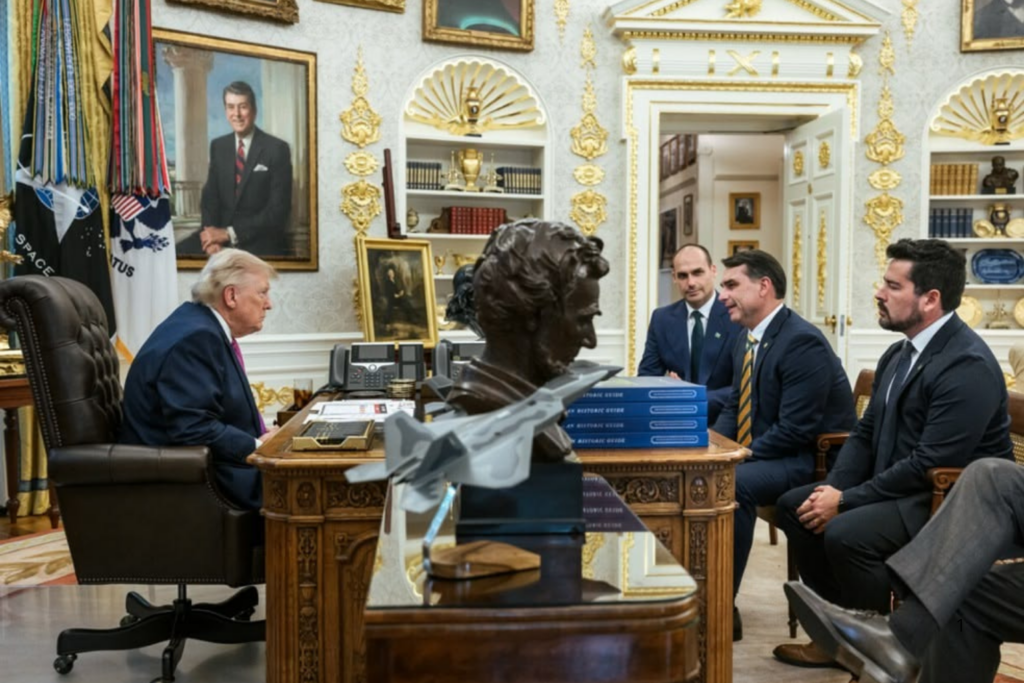 TARIFAÇO: Trump Publica Foto com Flávio Bolsonaro Horas após Proposta de Tarifa de 25% Contra Produtos Brasileiros