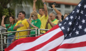 PALANQUE: Flávio Bolsonaro Lança Campanha à Presidência em Copacabana com Ausência de Importantes Lideranças