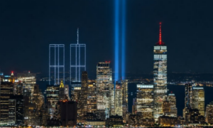 MEMÓRIA: Drones Recriam Torres Gêmeas no Céu de Nova York em Homenagem às Vítimas do 11 de Setembro