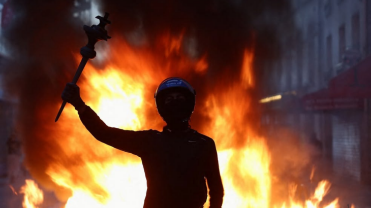 CAOS: Protestos na França Contra Macron se Intensificam e Ampliam Pressão Sobre o Governo