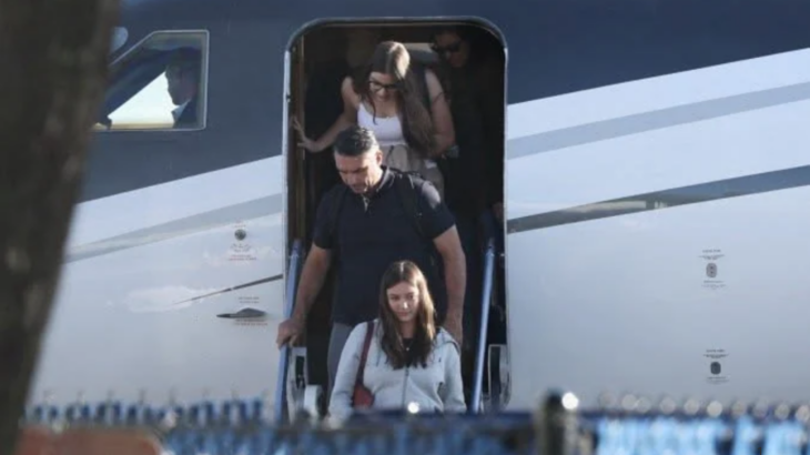 FUGA: Flávio Bolsonaro Chega a Miami após Deixar o Brasil em Meio a Investigações e a Uma Ordem Judicial para Entrega de Passaportes